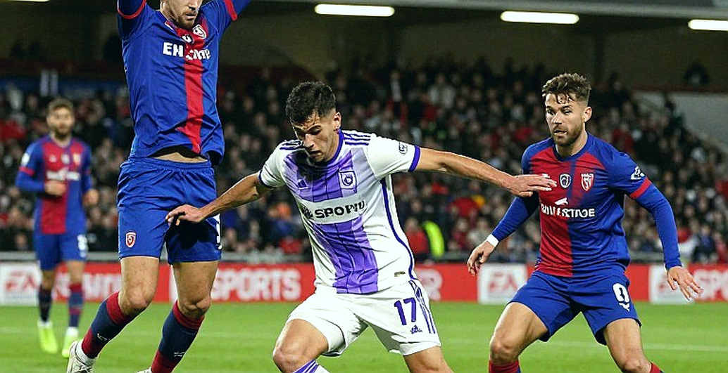 Valencia: sáu điểm sau chín vòng, và một hàng công học viện gánh cả Mestalla